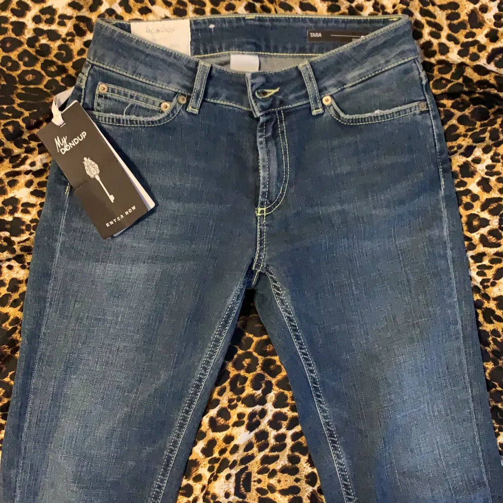 Splitter nya snygga jeans från dondup som är helt oanvända endast prövade. Donduptara. Bra kvalité samt sitter super snyggt på rumpan, de är för små för mig & därför säljer jag dem. Dem är skinnyfit & lågmidjade. Köpta för 2299 kr. Jeans & Byxor.