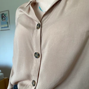 Gina-blus - Blusen är från Gina Tricot och har melerade knappar:) FRAKTEN INGÅR!!!