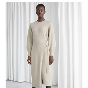 Sökes! Klänning från & Other Stories - Hej! Söker denna klänning från & Other Stories i storlek 36. Hör av dig om du har denna och vill sälja.