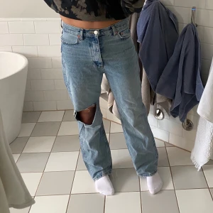 Lågmidjade jeans - Lågmidjade ocersize jeans mer ett hål på knät från Zara, storlek 40 men jag är vanligtvis en 36/38💕💘