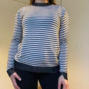 Randig tröja från House of Dagmar. 🤍🖤 - Säljer en fin randig tröja. Den har glittertråd i mudden som syns på närbilden🥰. En liitet hål i ena ärmslutet som syns på sista bilden. Betalning sker via swish. Köparen står för frakten! 🤍🖤