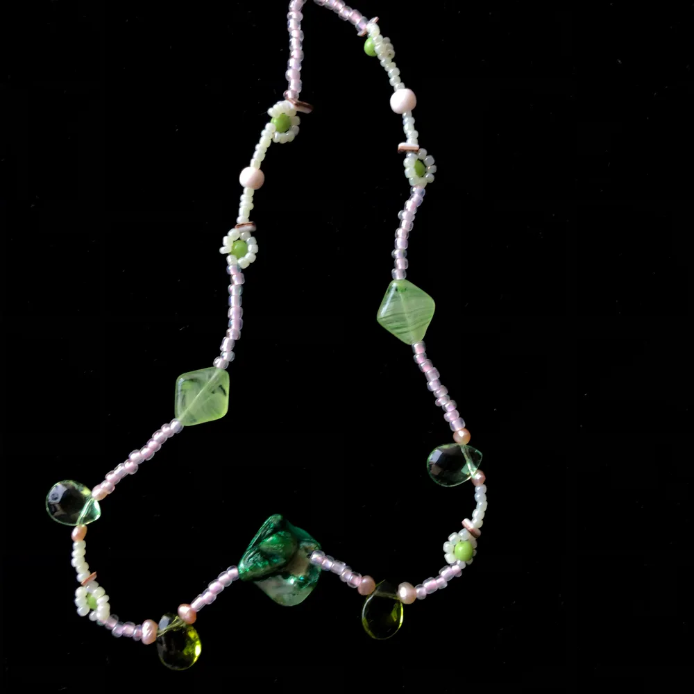 Halsband i gröna toner🛍. Accessoarer.