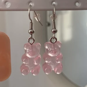 Örhängen gummibjörnar - Supersöta gummibjörnsörhängen. Aldrig använda!! 💓