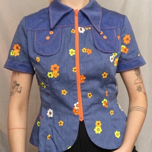 Vintage blommig topp - Finaste blommigaste vintage-toppen!! Extremt bra skick, förtjänar ny ägare.