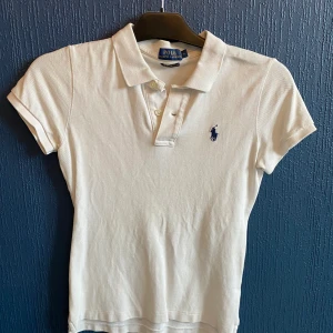 Polo Ralph Lauren - Väldigt mjuk och använd Max två gånger för två år sedan. Köpt för cirka 500kr. Säljer den för 160! Jag bjuder på frakten