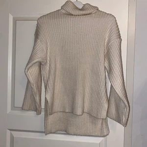 Gräddvit stickad tröja strl S - Säljer en fin stickad tröja från ginatricot i strl S, knappt använd och i väldigt fint skick, kommer från ett rök och djurfritt hem 