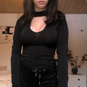 Sexig svart tröja från bikbok xs  - Svart sexig tröja från bikbok i bra skick