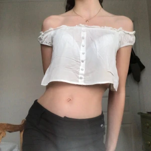 Blus 🤍 - Supersöt vit croppad blus i fint skick. (Stryks innan försäljning) 🤍