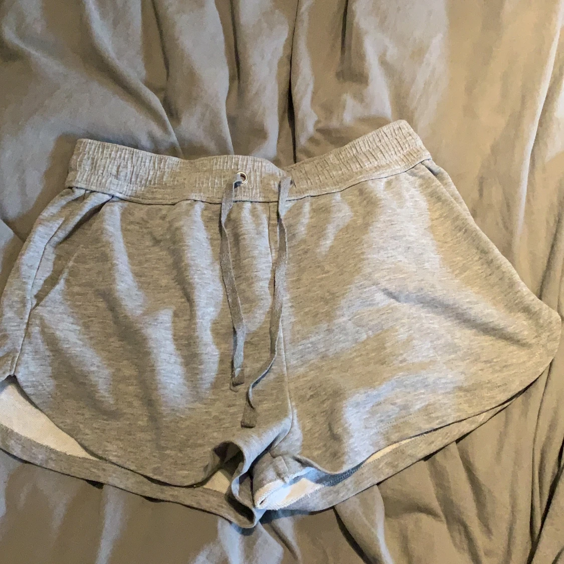 Gråa shorts från H&M 
