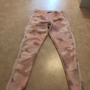 Rosa gympabyxor - Säljer dessa rosa ish gympabyxor! man kan såklart använda dom till annat oxå! Har ej använt dom därför säljer jag dom!