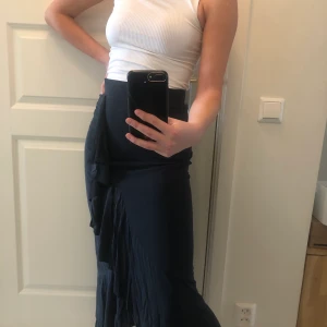 Kjol Mörkblå S - Ellen skirt från Gina Tricot, storlek small. Nypris 399 kr. OBS har aldrig använt, prislapp kvar 