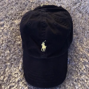 Ralph Lauren keps -  Mycket bra skick Mörkblå Pris: 100 kr 🚫Djurfritt och rökfritt hem 📍Kan mötes upp i Mölnlycke 📬Kan skickas mot fraktkostnad 