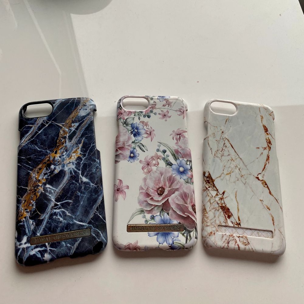 Säljer mina gamla ideal of Sweden skal till phone 7. Skalen är i helt ok skick, förutom att loggan ”ideal of Sweden” har försvunnit lite. På det vita marmor skalet är loggan helt borta. Det blommiga skalet är även lite sönder men inget som syns. Alla för 50 eller 20 kr styck. Säljer även en knapp till telefonen som man fäster bakom, helt ny, 20 kr. . Accessoarer.