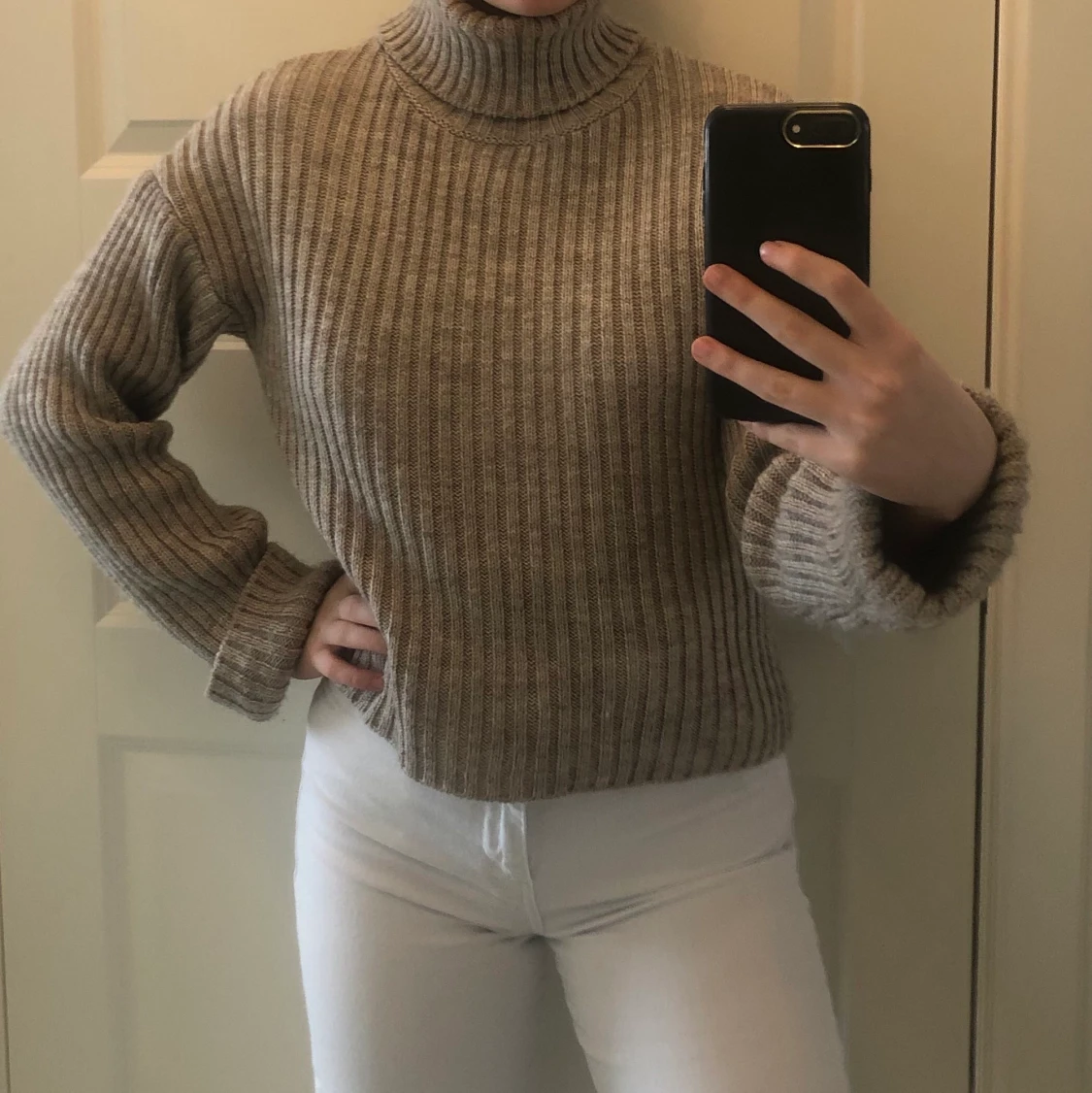 Stickad tröja ljusbrun