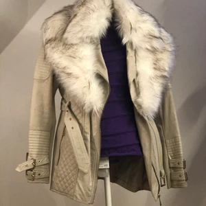 Skin jacka med päls - Fake päls och fake skin, guldiga och silvriga detaljer, aldrig använt eventuell frankt betalas av köparen 