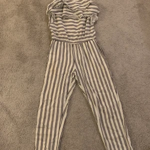 Jätte fin byxdress från Lindex - Fin och festlig byxdress från Lindex i fint skick och använd varsamt endast ca 2-3 gånger då min dotter väldigt snabbt växt ur den! 