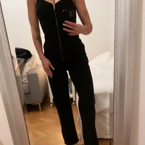 Byxdress i jeans - Supersnygg byxdress från Weekday i jeansmaterial. Säljer pga att den inte kommer till användning. Använd en gång. Storlek S. 200kr köparen står för frakten, kan också mötas upp i Göteborg. Har valt den dyra frakten så kan bli billigare!