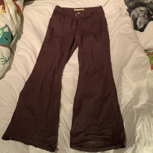 Bruna bootcut tygbyxor - Ett par supersnygga bruna bootcut byxor som är lite korta på mig, det går till precis under mina anklar, jag är 170💓