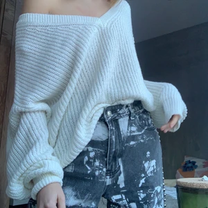 Zara sweater - Zara oversized sweater, gammal modell. Mycket sparsamt använd, inte nopprig eller ngt sådant. Overzised i modellen och kan användas på flera sätt🙏🏼🙏🏼