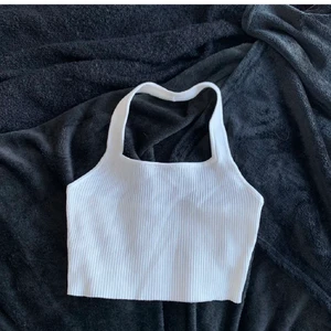 Halterneck topp - Vit halterneck topp i S, superfin, inga fel och oanvänd 