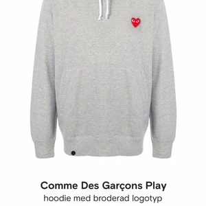 Cdg hoodie - Jättesnygg grå Comme des garcons hoodie i storlek S. Den är i fint skick, men dock har jag dragit ut banden till hoodien. Säljer pågrund av ingen användning! Nypris ca 3200kr. Buda ifrån 1000kr!💙💙