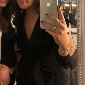 Blazer - Svart Blazer/kavaj med knyte och knapp. Ganska tajt modell, strl 38, aldrig använd endast testad. Från Boohoo, pris 100kr, du står för frakten🥰