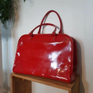 Jättesnygg rymligare röd väska, y2k, bratz, 2000, lack - Jättesnygg och fräsch lackerad väska i röd! Perfekt till skolan, helgresan eller jobbet. Djup: 31cm, Bredd (kortsida): 20,5cm, Längd: 47cm👜💕