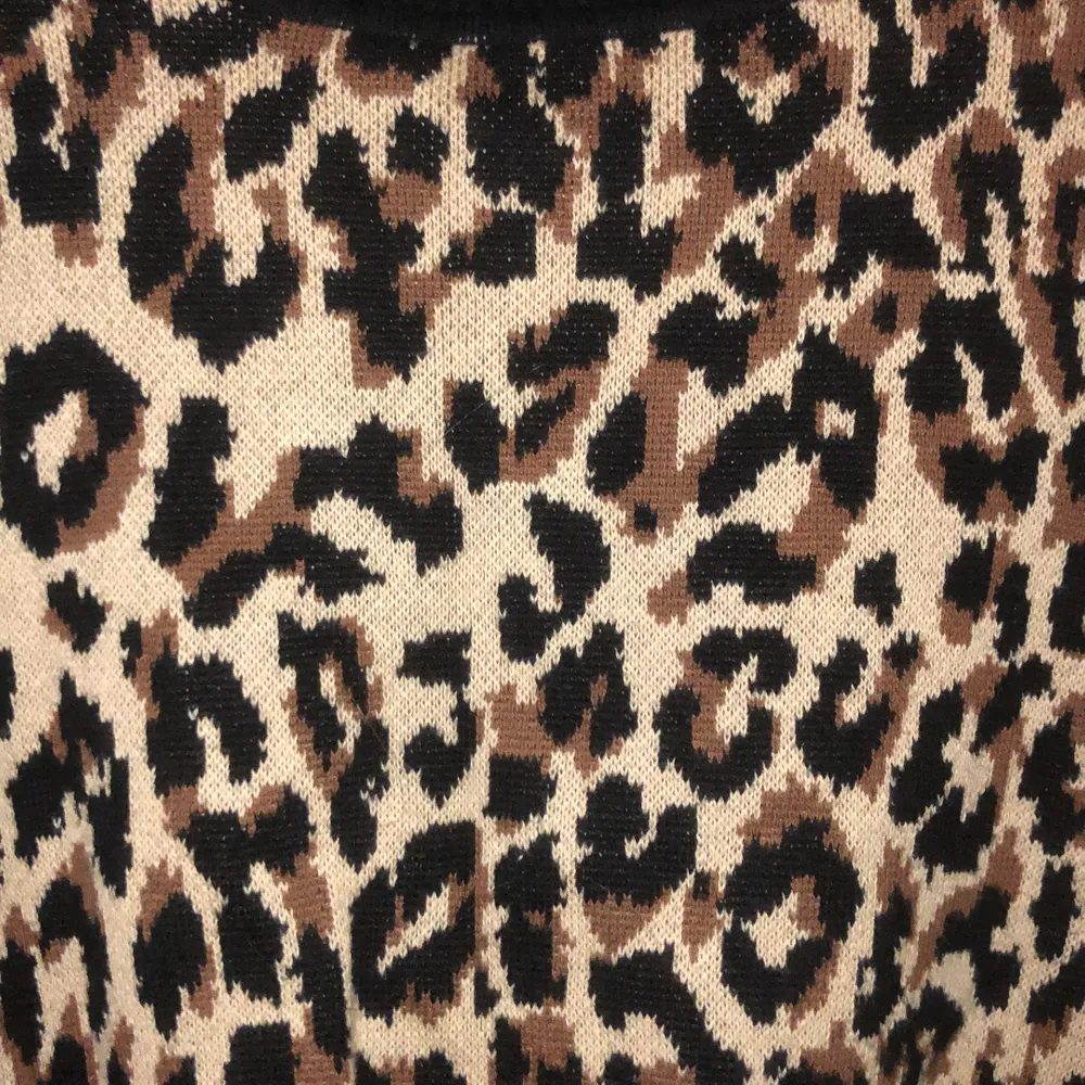 Leopardmönstrad tröja i mjukt tjockt material🤩, strl 38, väldigt mysig och med polokrage! Använd fåtal gånger, från Best Secret och märket är One More Story. Säljer för 100kr, du står för frakten🥰. Stickat.