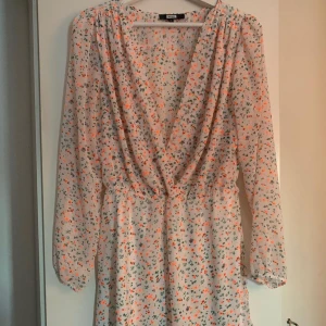 Blommig klänning  - Från Bikbok. Använd 1 gång. Frakt INGÅR i priset 😊