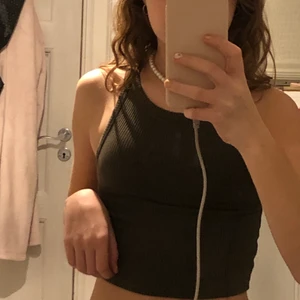 Grönt linne - Linnet sitter ganska tajt och är i storlek xs, super fint till sommaren, säljer pga att det är för litet❤️