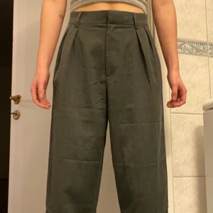 Byxor från nakd  - Gråa ankellånga byxor som blivit för stora för mig.  Ganska luftigt tyg så dom är väldigt sköna. Använd 1 gång. Frakt ingår ej💚