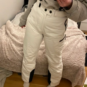 Skidbyxor  - Ett par fina vita skidbyxor i bra skick. Köpta för 999kr för två år sen använda två skidsemestrar men som nya. Lite anväda ser dom ut att vara dock inget stort. Säljer pga att dom blivit för små. Pris kan diskuteras vid snabb affär, först till kvarn!❄️💓
