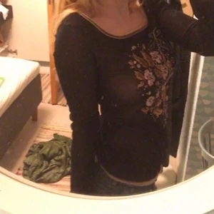 Superfin tröja med blommor! - En jättefin tröja i lite nätmaterial med tryck över brösten med blommor! 🌸  Storlek S!  Superfint skick <3