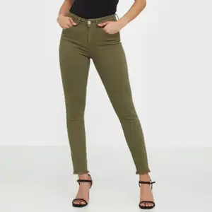 (Lånade bilder) Endast använda en gång! Så helt nya slimfit jeans från Only i en snygg militärgrön färg. Kändes lite väl talja i midjan för mig. Storlek S/32. Jag är 165cm lång. Frakt ingår🌿