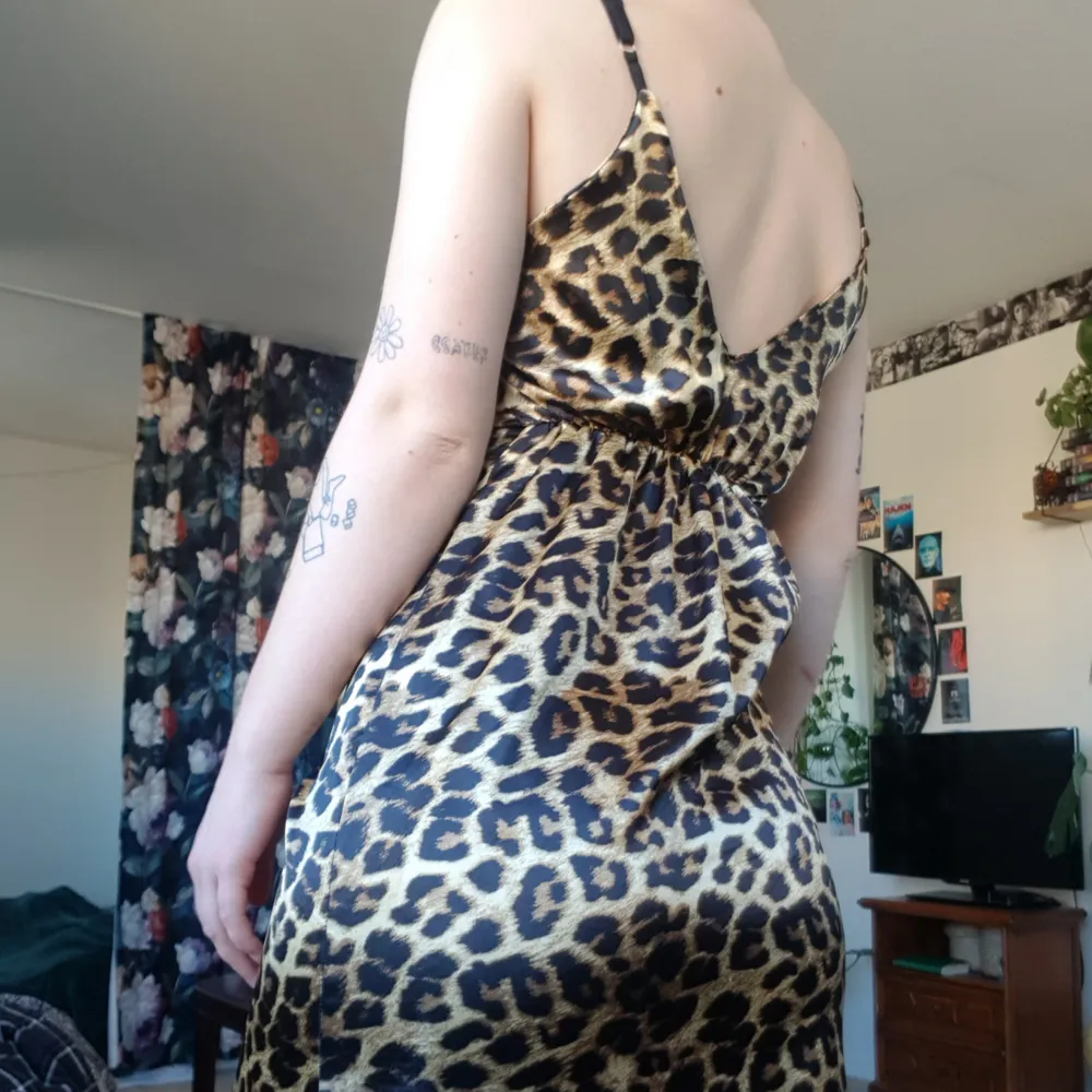 Leopard klänning med slittar på båda sidorna där nere. Jag är ungefär 173cm och den kommer till anklarna på mig. Justerbara band och stretchig i midjan så lätt att få på sig! Du får det billigare om du köper fler plagg!. Klänningar.
