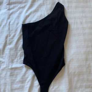 Svart body från Na-kd - Säljer denna bodyn från NA-KD pågrund av att den inte kommer till användning. Den är i fint skick och använd en gång. Storlek M!