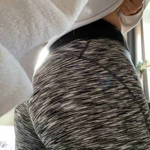 Träningsbyxor - Säljer mina gamla träningsbyxor köpte på stadium, märket SOC tror jag. Formar kroppen och rumpan riktigt snyggt. Storlekar S. Säljer för 120kr + frakt💖