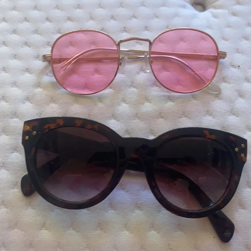 solglasögon perfekt till sommaren, sitter bra på och jätte söta. 50kr tillsammans eller 30 styck! ✅dom rosa är kvar!✅❌ inte dom svarta! ❌. Accessoarer.