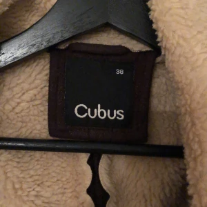 Jacka  - Brun Fodrad jacka i mocka från Cubus i strl 38 