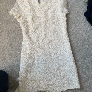 Klänning från zara - Säljer en av mina favorit klänningar från zara då den blivit för liten för mig. 