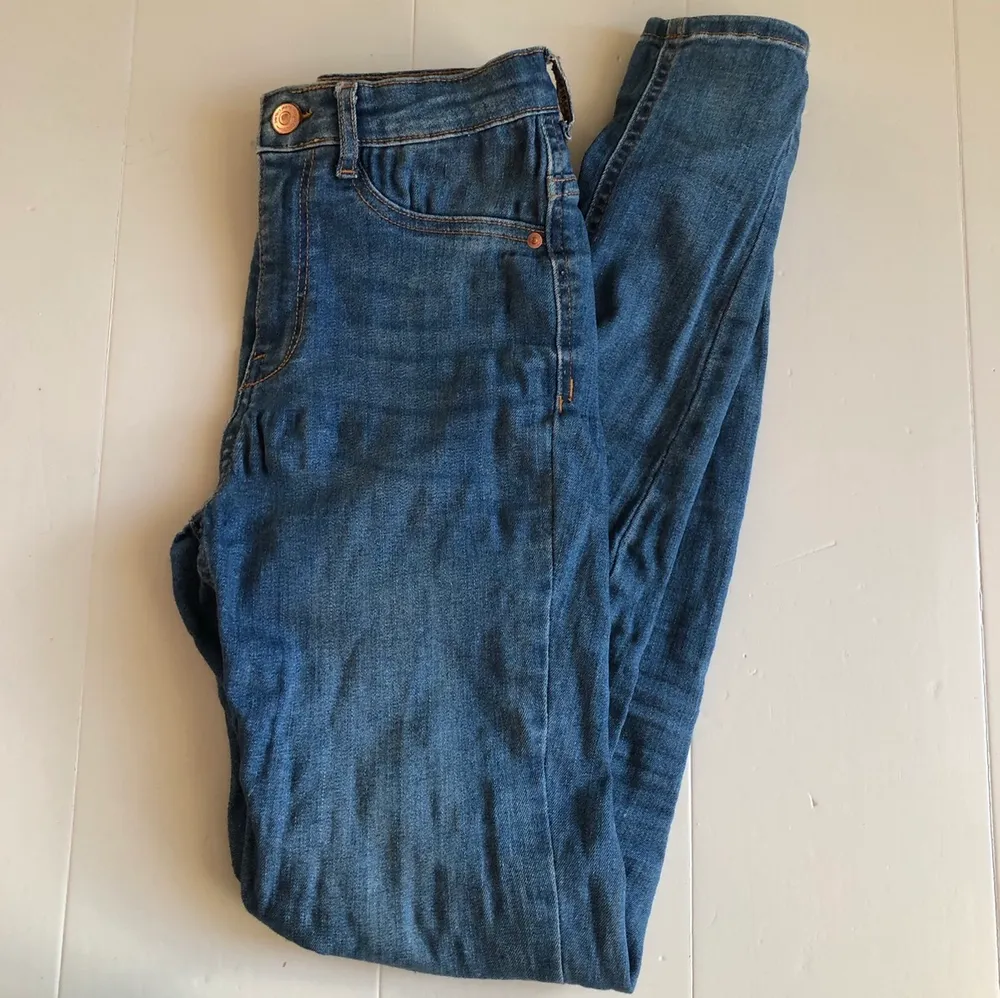 Fina högmidjade jeans från Gina tricot i modellen Molly. De är lite ”skrynkliga” där fram men inget som syns när de är på, därav det låga priset. Skriv privat för fler bilder.. Jeans & Byxor.