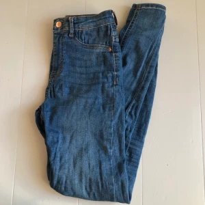 Molly jeans - Fina högmidjade jeans från Gina tricot i modellen Molly. De är lite ”skrynkliga” där fram men inget som syns när de är på, därav det låga priset. Skriv privat för fler bilder.