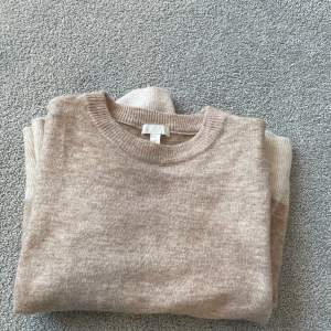 Fin tröja som inte kommer till användning från H&M