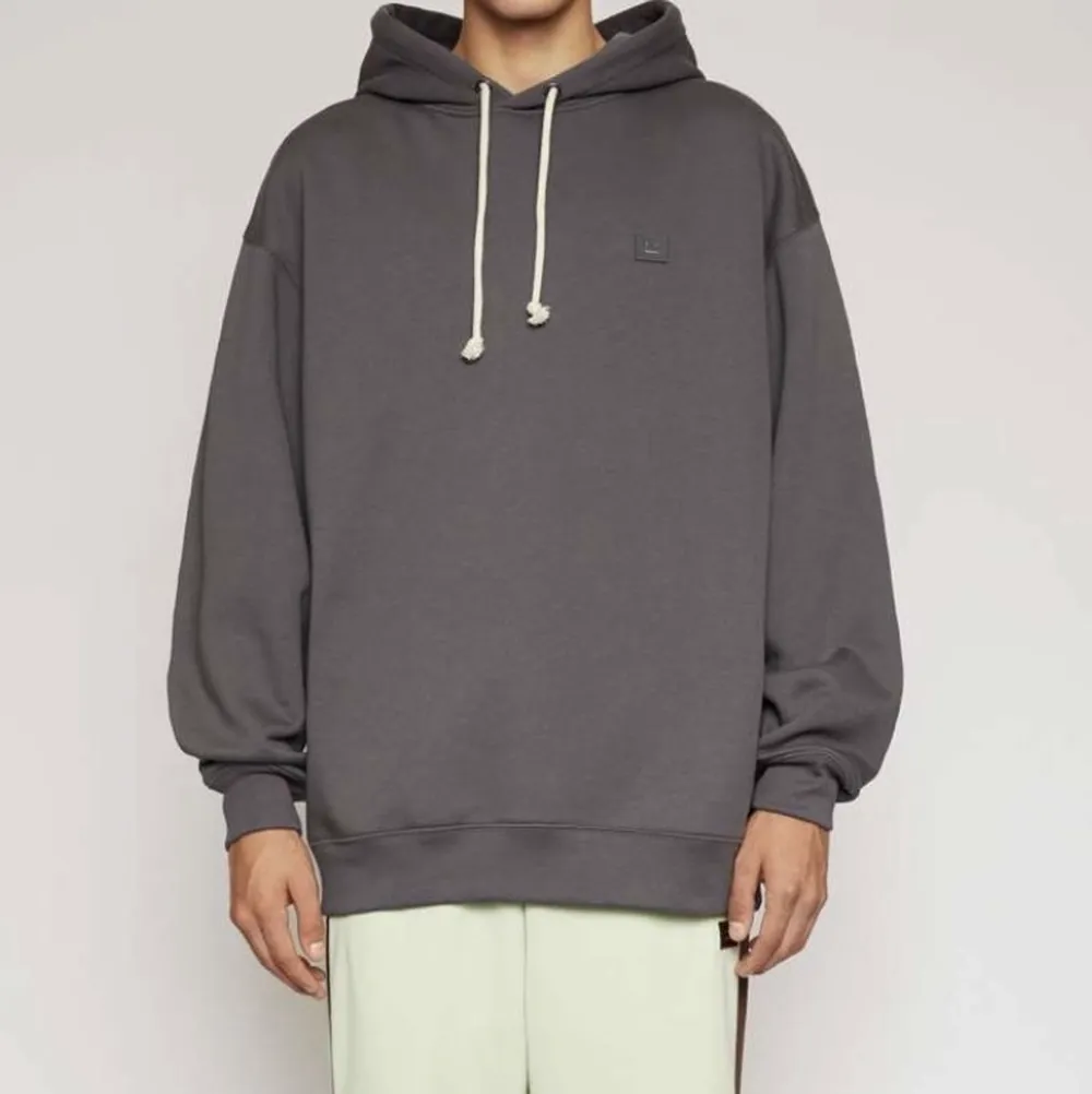 skitsnygg mörkgrå acne hoodie med vita snören, i storlek xxs men skulle säga att den passar en s-m! köpt för två år sedan men knappt använd så därför jag säljer, unisex !!skriv för fler bilder 😍 köpt för runt 2500kr och finns ej att köpa längre. Hoodies.