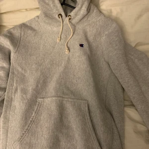 Champion hoodie strl M - Grå Champion hoodie strl M knappt använd pga fel storlek köpt för 900 på SNS
