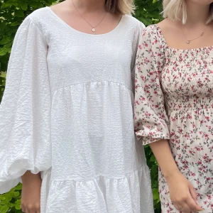 Vit klänning  - Vit klänning från Nakd, strl S. Perfekt till student eller liknande! Använd endast en gång.