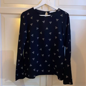 Blus från vila  - En cool blus från vila. Lång i ärmarna! Går att stylea upp och ner beroende på tillfälle. Använd någon gång. Storlek S. Kan mötas upp i Stockholm city annars står köpare för frakt 🤝