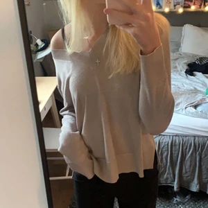 glittrig tröja - supersöt glittrig tröja, ljusrosa. Storlek Xs, 129kr + 48kr frakt. Kontakta för fler bilder + info💕