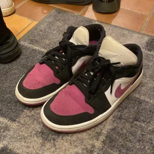 Nike low Jordan  - Snygga nikeskor som jag köpte i höstas, de är använda men ska tvätta dem. Nypris 1100kr men säljer för 250. De har fått väck på framsidan av foten efter man har gått sen har det blivit lite slitningar (se sista bild)💞 köparen står för frakten🥰 storleken är 37,5 men den passar 38 med💞