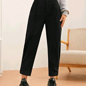 Kostymbyxa - Ett par svarta kostymbyxor, köpta på shine. Helt oanvända. Jag beställde storlek M/L. De kostar på hemsidan 180 kr. Säljer de för 100 kr. Priset kan diskuteras om du vill köpa de snabbt. De är lite korta på mig som är 165-170.